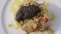 Recepta de cuina de Cous cous amb olivada i verdures